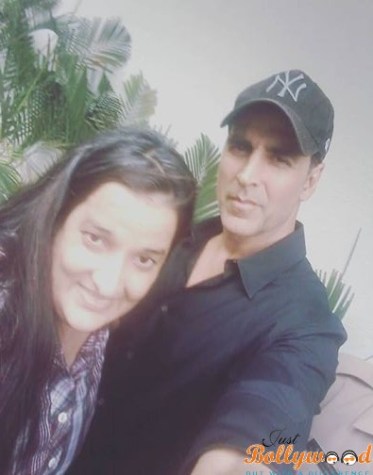 Dishoom-Selfie-Akshay-Kumar-with-Priyanka-Raina